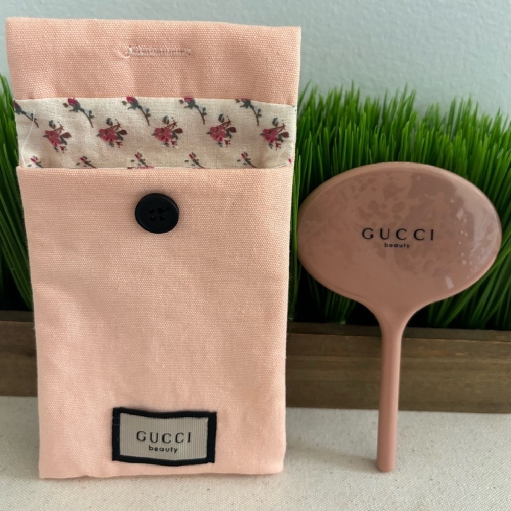 Gucci Beauty Small Pink Mirror With Floral Pink Pouch NWOT - Picture 3 of 9